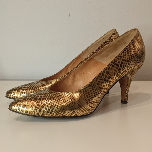 Bally Shoes - Vintage Bally Gold Magique pump